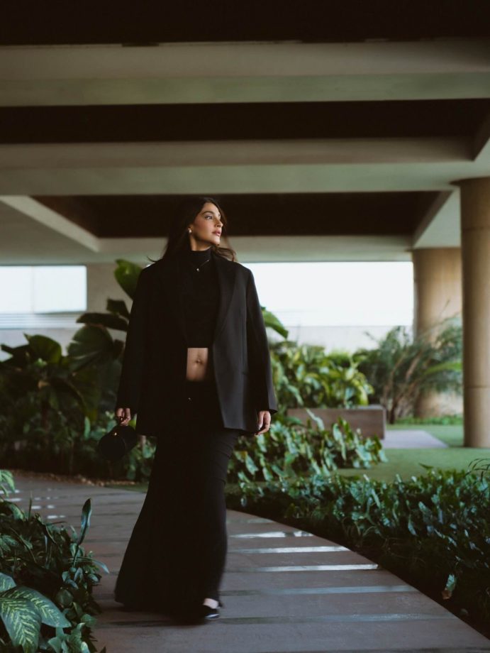 Sonam Kapoor Turns Heads as She Flaunts Her Baby Bump in a Bold All-Black Look 984027