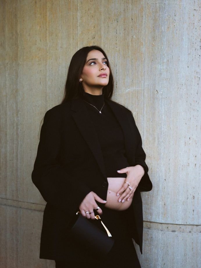 Sonam Kapoor Turns Heads as She Flaunts Her Baby Bump in a Bold All-Black Look 984028