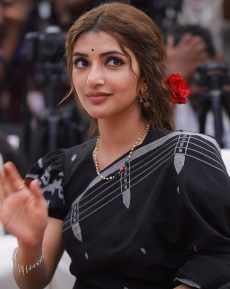 Sreeleela Brings Back Old-school Charm With Vintage Blouse During Parasakthi Promotions 982610