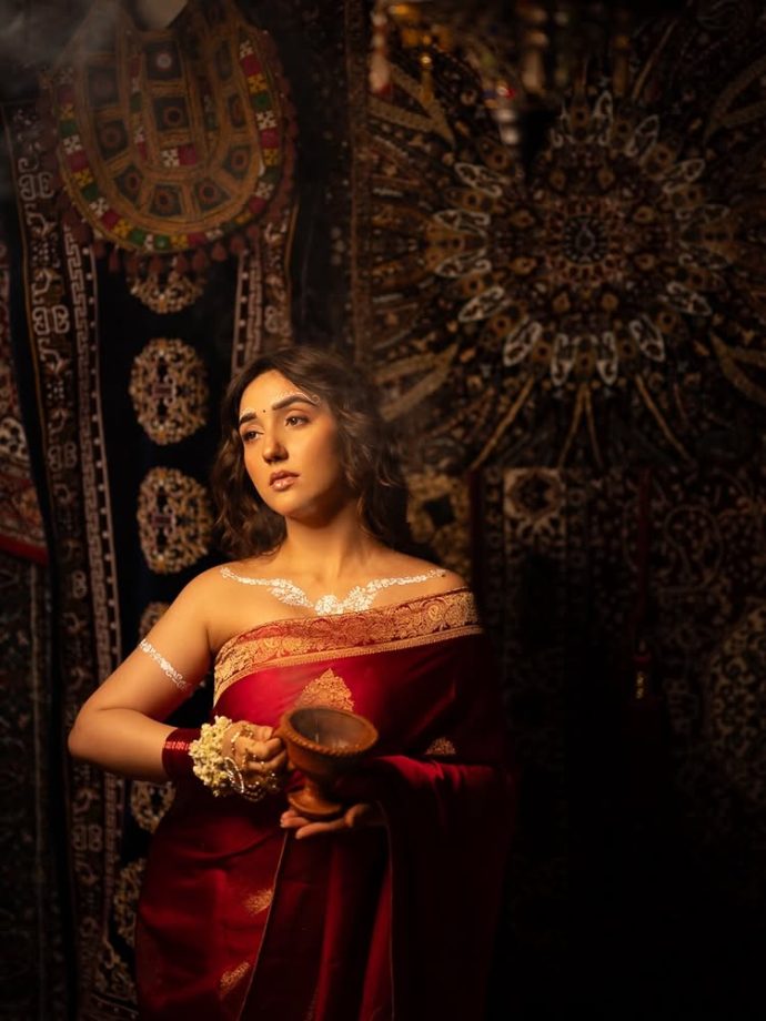 Ashnoor Kaur Turns Goddess in Red Saree with Bold Traditional Styling 988115