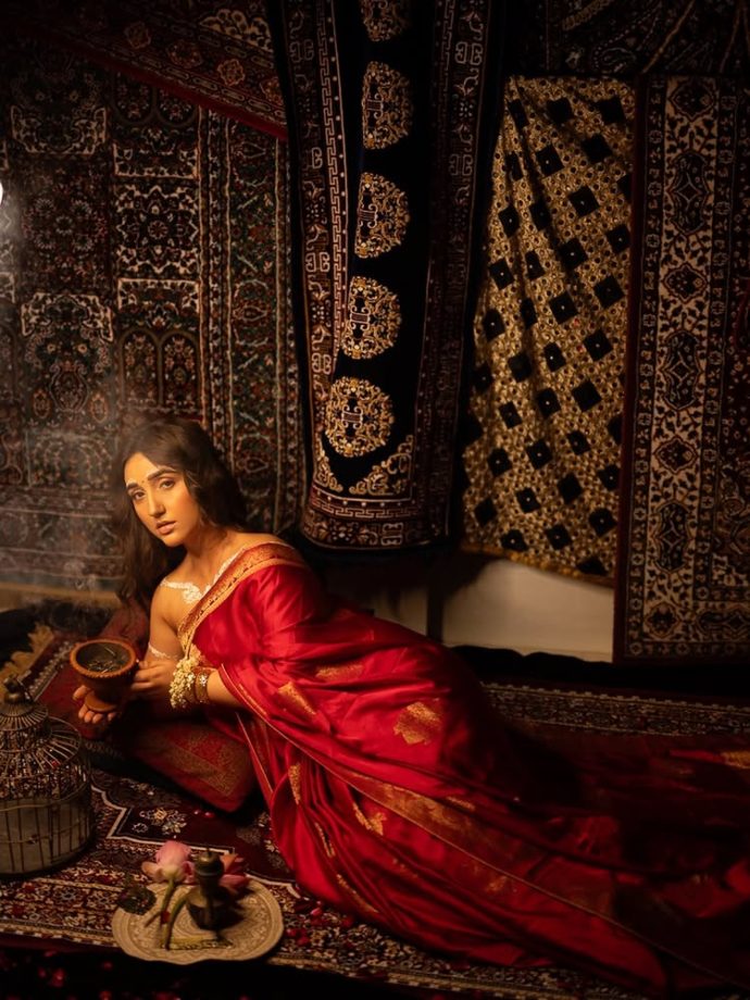 Ashnoor Kaur Turns Goddess in Red Saree with Bold Traditional Styling 988119