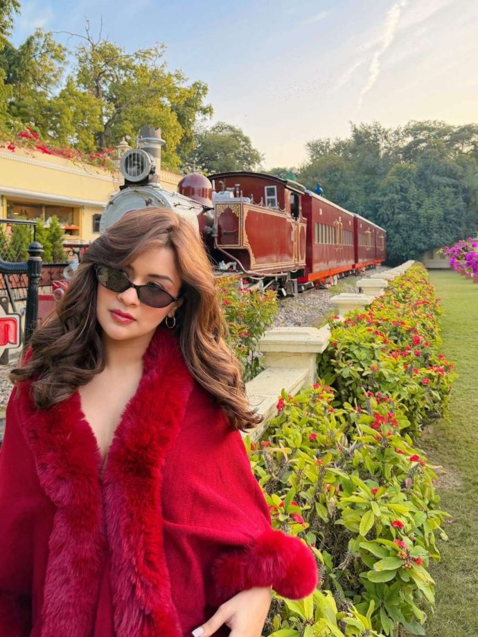 Avneet Kaur Brings Royal Charm to Jaipur With Her Winter Fashion Look 987020