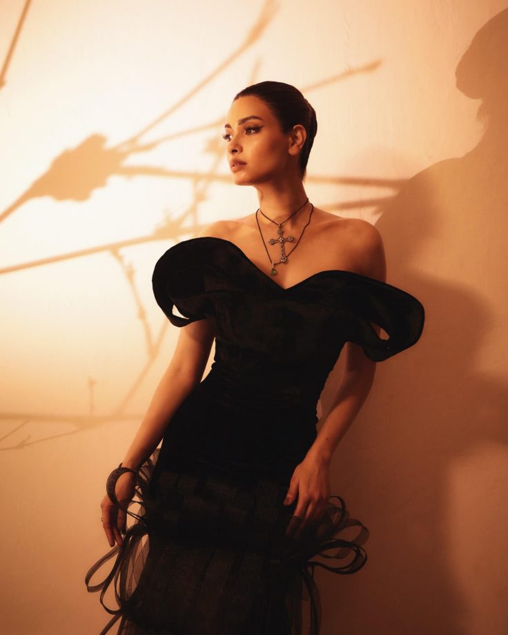 Diana Penty Keeps It Classic with a Touch of Drama 987148