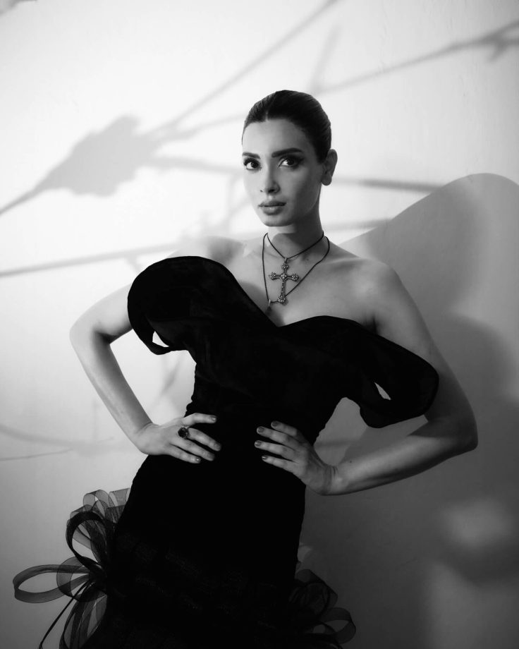 Diana Penty Keeps It Classic with a Touch of Drama 987154