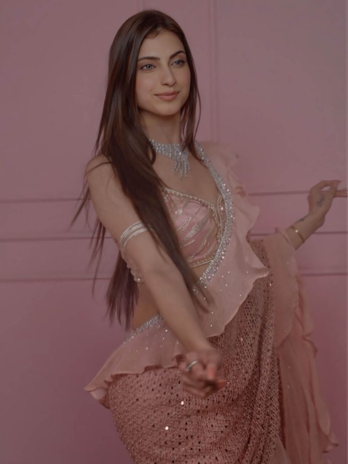 Farrhana Bhatt Serves Grace and Soft Drama in a Blush Pink Saree 987060