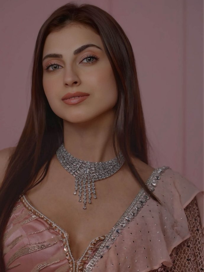 Farrhana Bhatt Serves Grace and Soft Drama in a Blush Pink Saree 987053