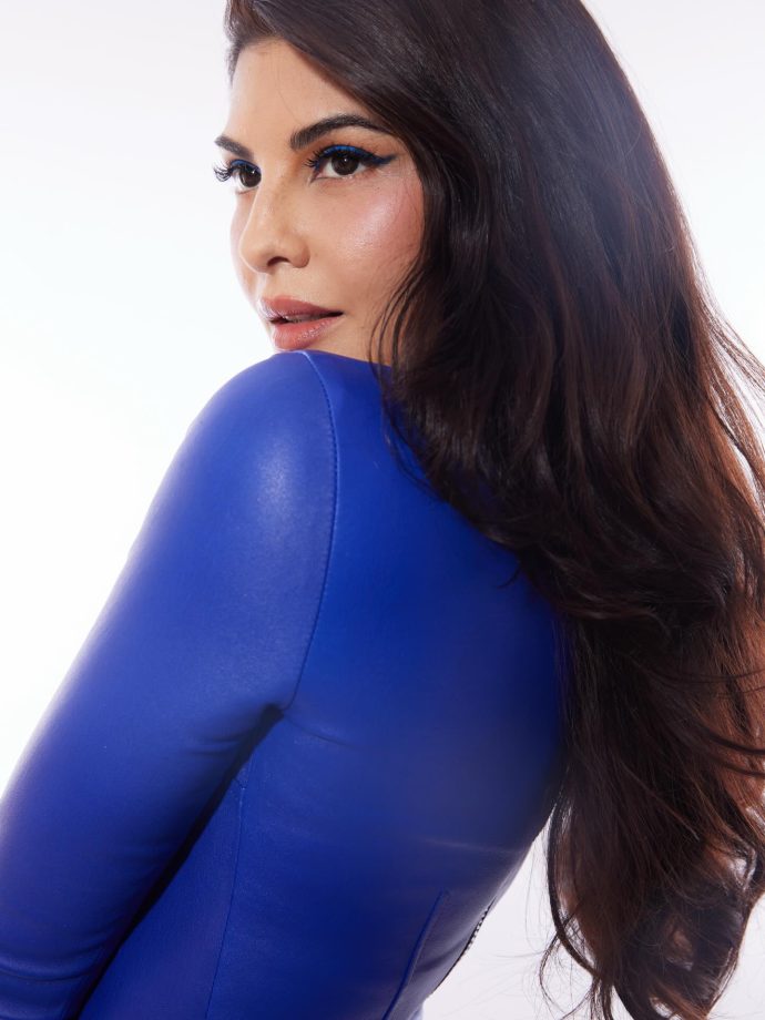 Jacqueliene Fernandez's Figure-hugging Royal Blue Gown Moment Is Breaking The Internet – See Here! 987781