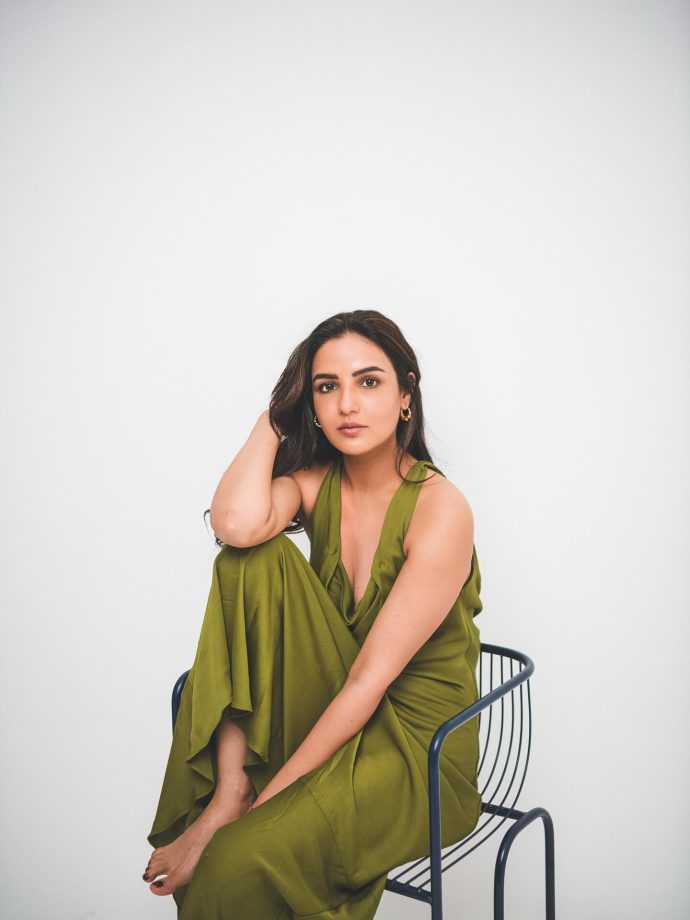 Jasmin Bhasin Keeps It Simple in Soft Green Look 989024