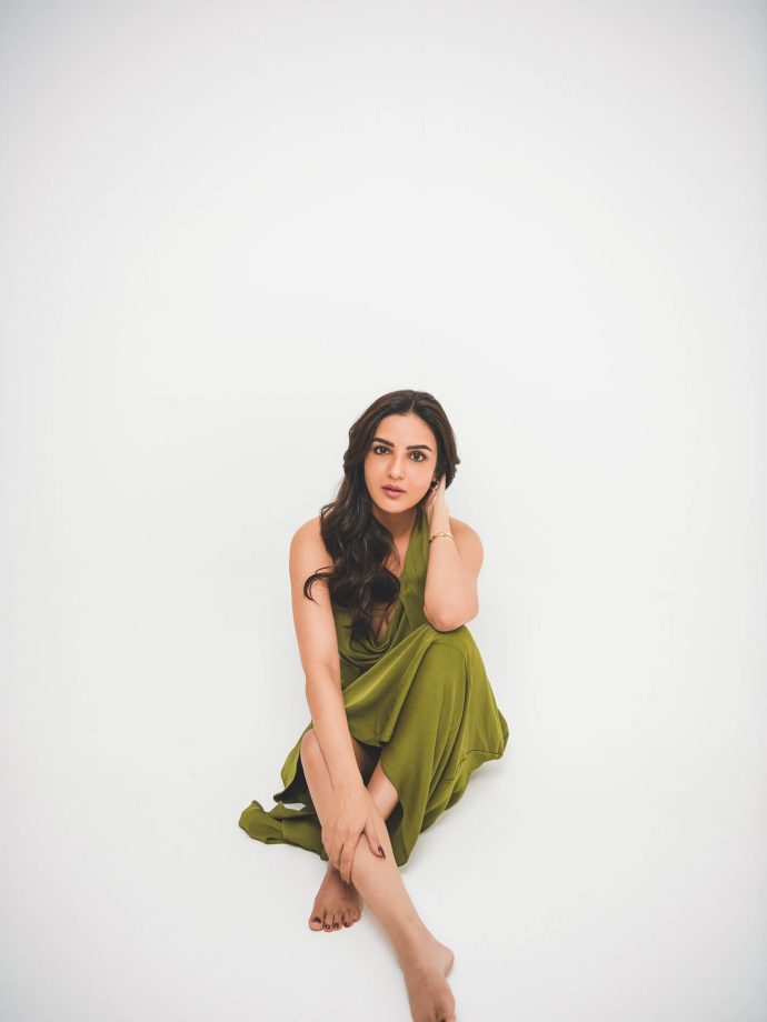 Jasmin Bhasin Keeps It Simple in Soft Green Look 989025