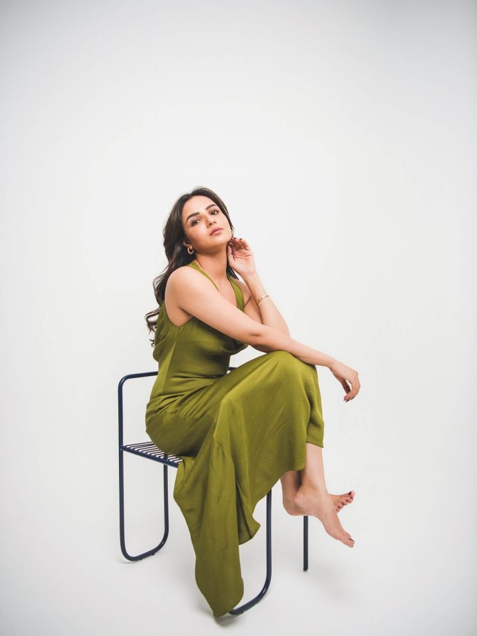 Jasmin Bhasin Keeps It Simple in Soft Green Look 989026