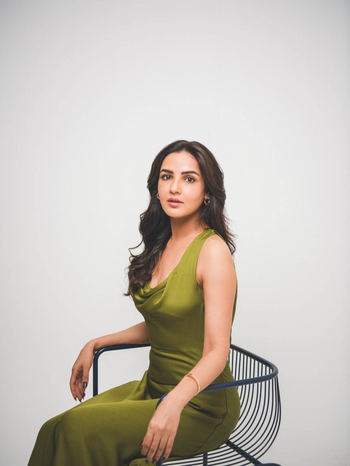 Jasmin Bhasin Keeps It Simple in Soft Green Look 989027