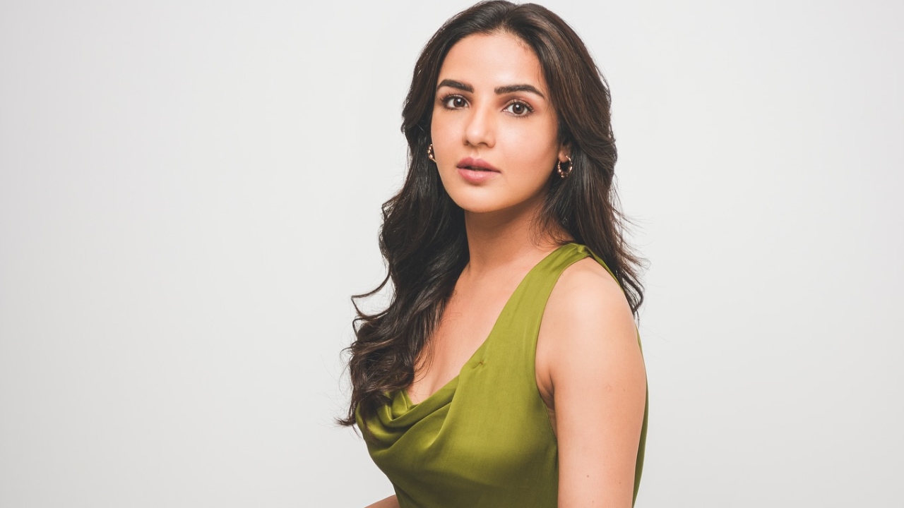 Jasmin Bhasin Keeps It Simple in Soft Green Look 989023