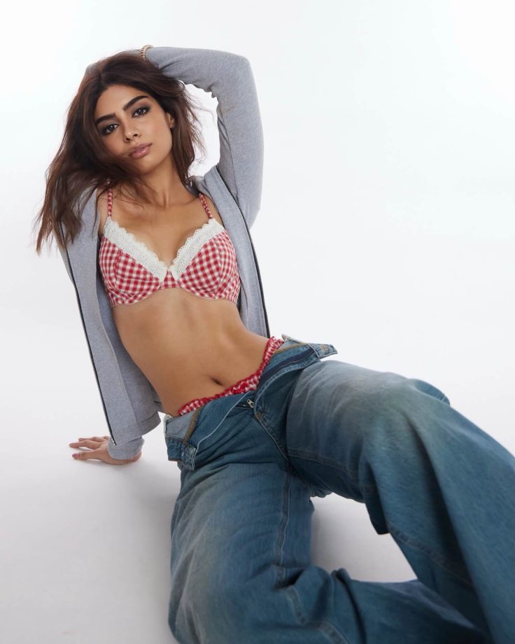 Khushi Kapoor’s Hourglass Figure: A Fashion Guide to Her Effortless Style 986472