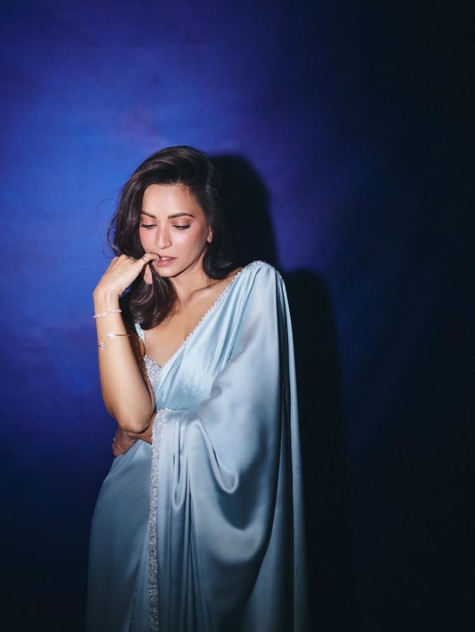 Kriti Kharbanda’s Ice-Blue Saree Look Is Pure Grace 988526