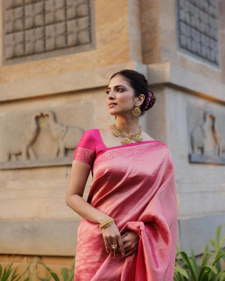Malavika Mohanan Shines in Pink Handloom Banarasi Saree from Sumangal Banaras 986811