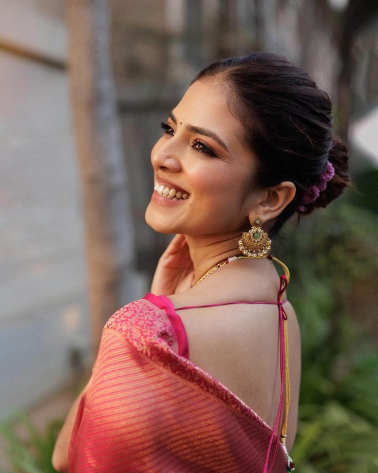 Malavika Mohanan Shines in Pink Handloom Banarasi Saree from Sumangal Banaras 986812