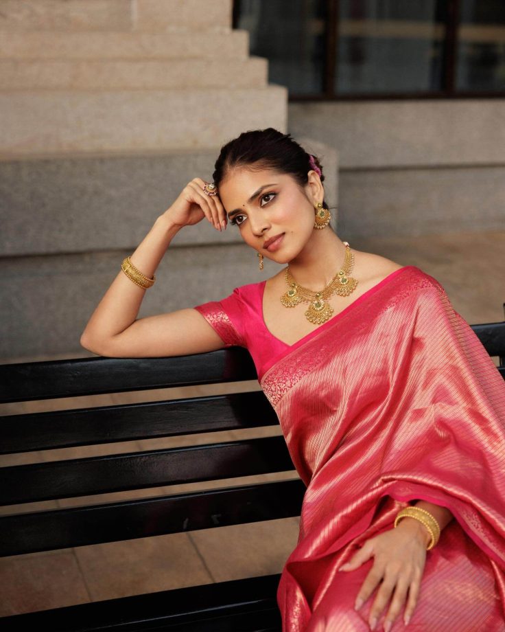 Malavika Mohanan Shines in Pink Handloom Banarasi Saree from Sumangal Banaras 986814