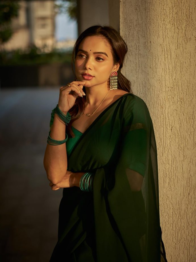 Manisha Rani Looks Graceful In Green Drape 989040