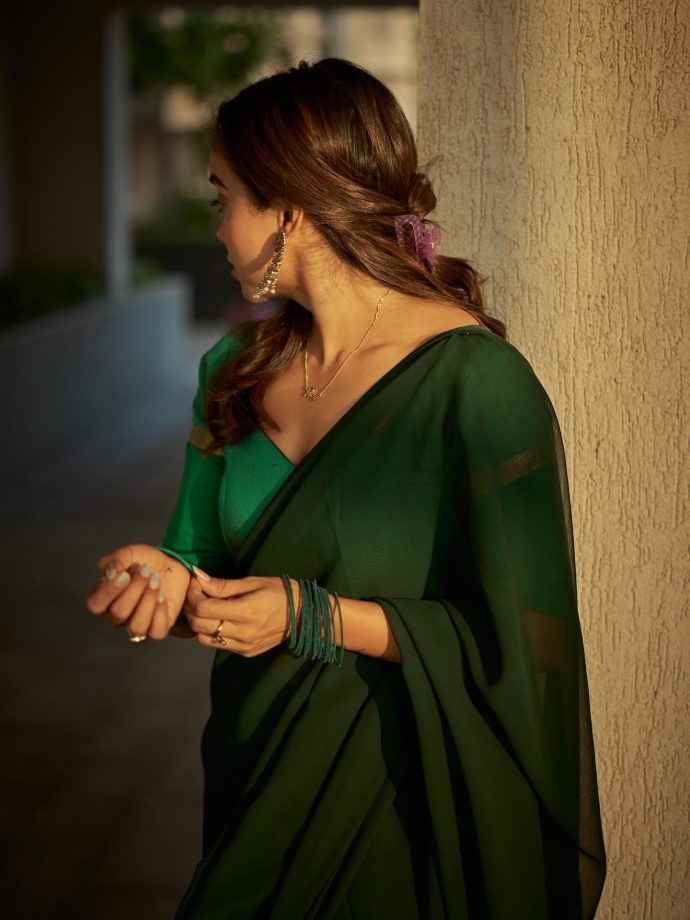 Manisha Rani Looks Graceful In Green Drape 989044