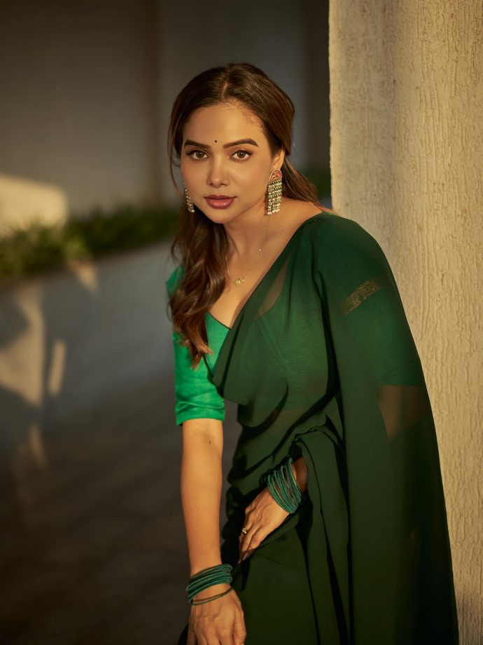 Manisha Rani Looks Graceful In Green Drape 989045