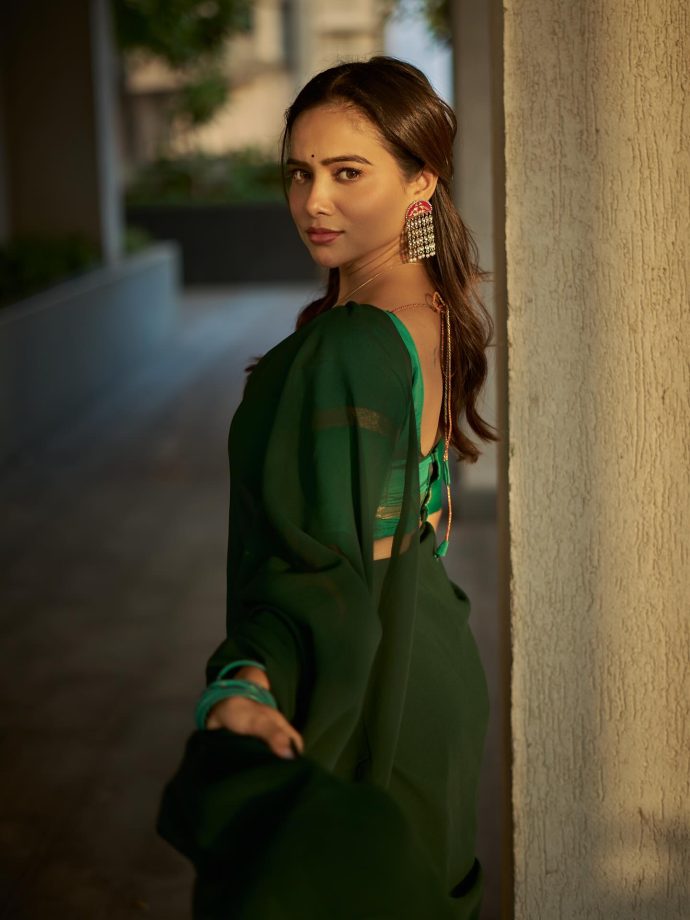 Manisha Rani Looks Graceful In Green Drape 989039