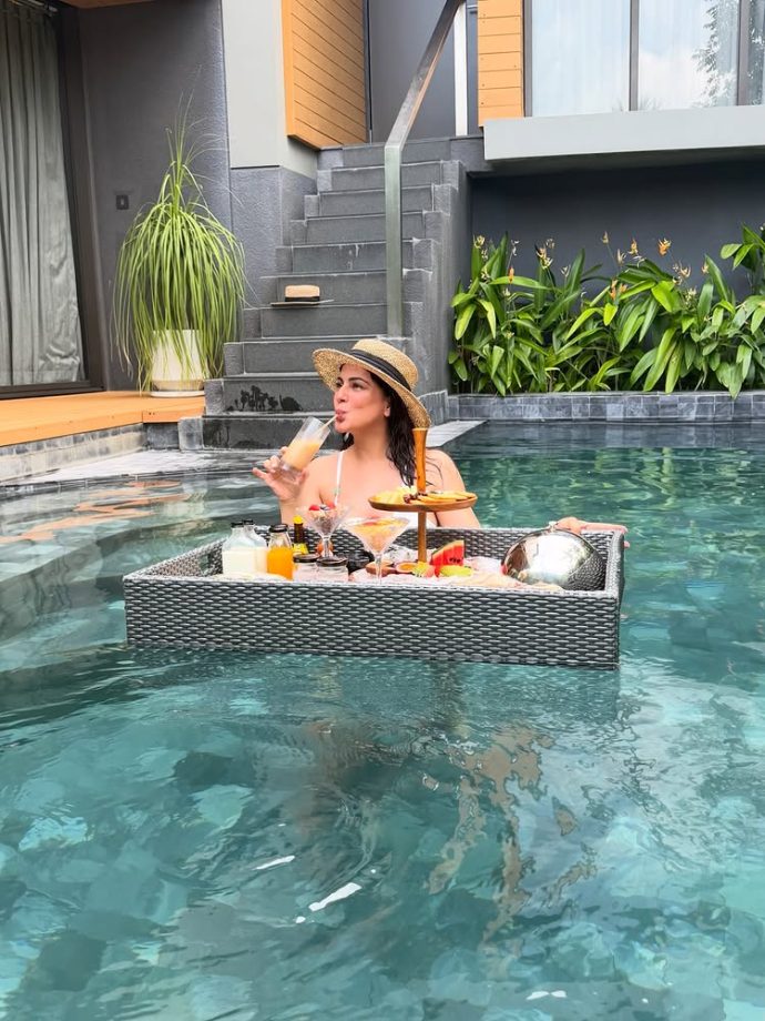 Mommy Shraddha Arya Enjoys Floating Breakfast In Pool, Shares Stunning Pictures 988465