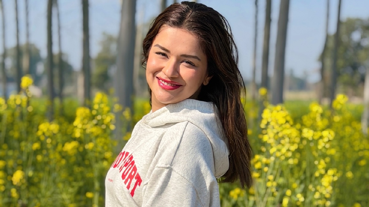 Punjabi Kudi Avneet Kaur Soaks In Desi Vibes In Sarson Ka Khet 987303