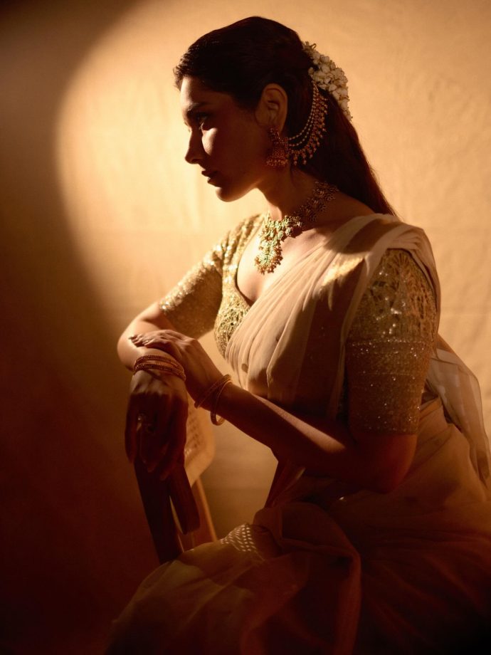 Raashii Khanna Glows in Golden Grace, Says ‘In Gratitude for All Your Love and Your Kindness’ 988011