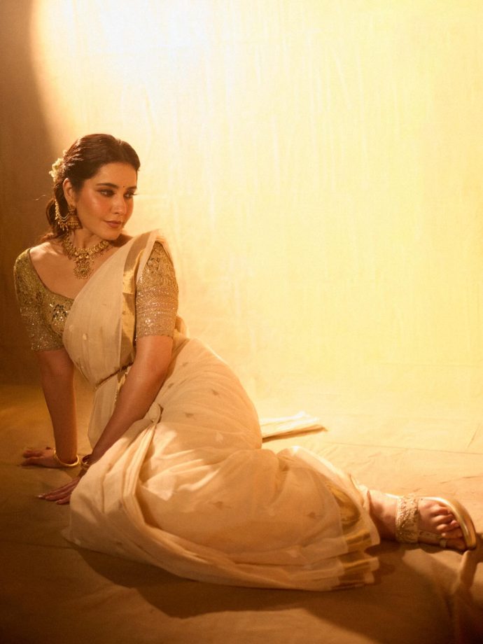 Raashii Khanna Glows in Golden Grace, Says ‘In Gratitude for All Your Love and Your Kindness’ 988012