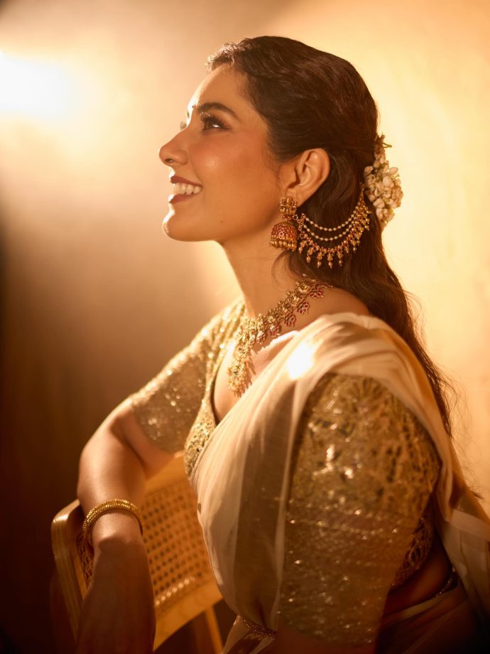 Raashii Khanna Glows in Golden Grace, Says ‘In Gratitude for All Your Love and Your Kindness’ 988009