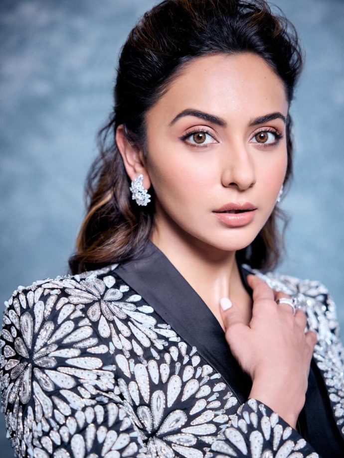 Rakul Preet Singh Turns Heads With a Bold and Elegant Fashion Look 987085