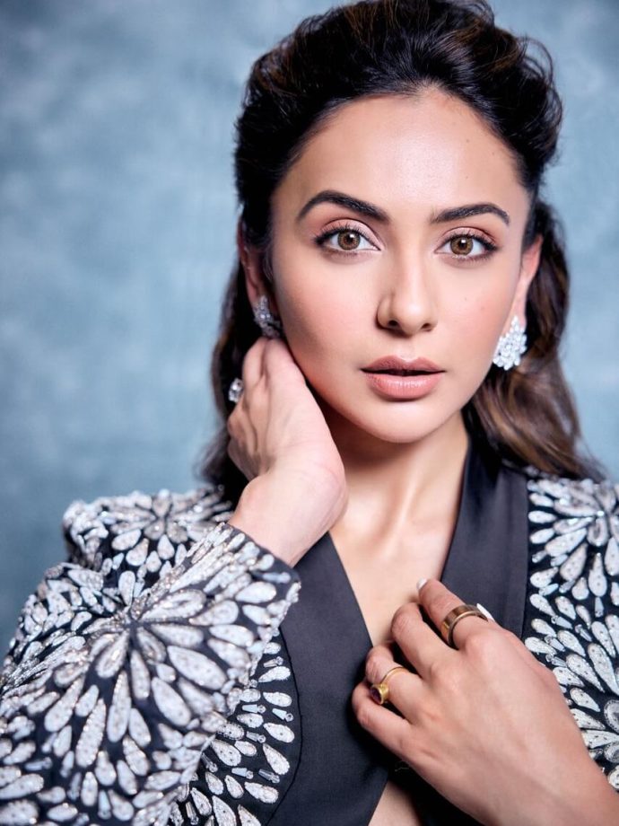 Rakul Preet Singh Turns Heads With a Bold and Elegant Fashion Look 987086