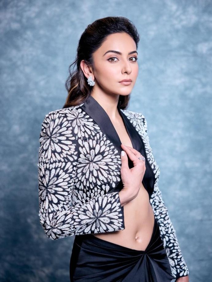 Rakul Preet Singh Turns Heads With a Bold and Elegant Fashion Look 987090