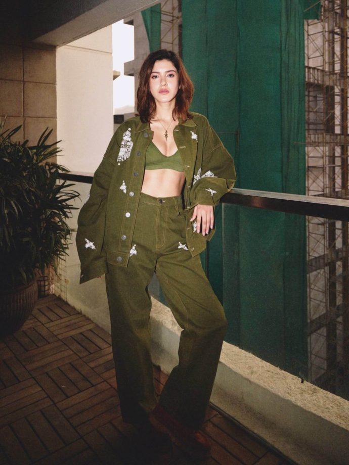 Shanaya Kapoor Makes a Strong Style Statement in an Olive Green Co-Ord Look 987104
