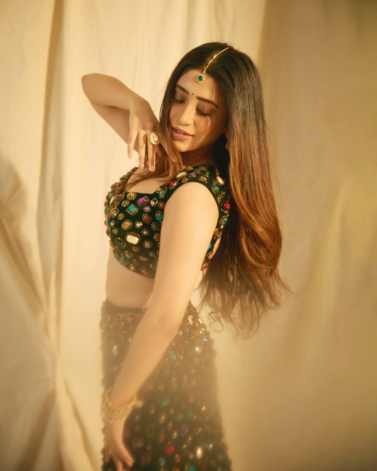 Shivangi Joshi Stuns in Elegant Emerald Green Ethnic Look 987009