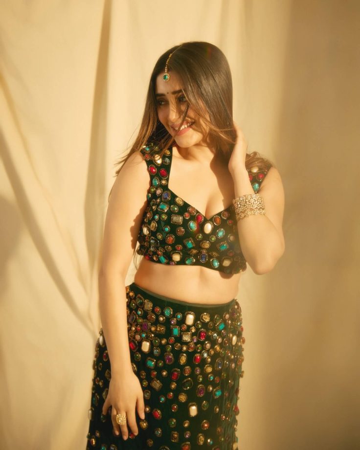 Shivangi Joshi Stuns in Elegant Emerald Green Ethnic Look 987011