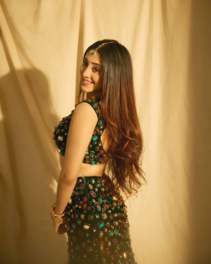 Shivangi Joshi Stuns in Elegant Emerald Green Ethnic Look 987013