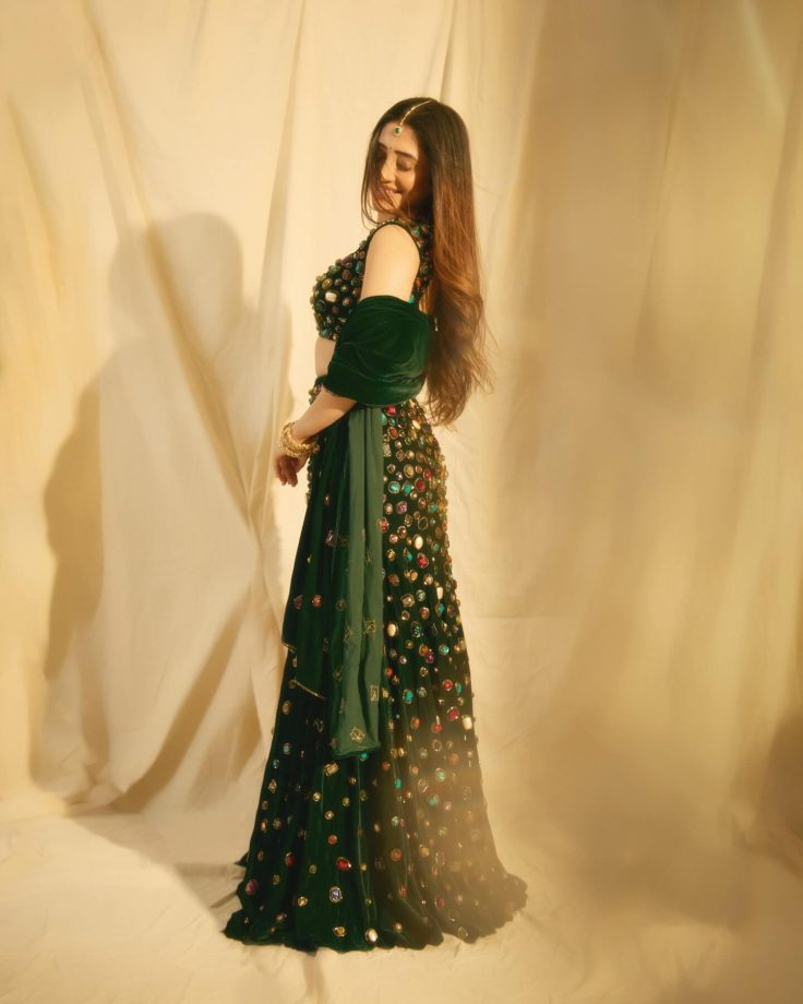 Shivangi Joshi Stuns in Elegant Emerald Green Ethnic Look 987004