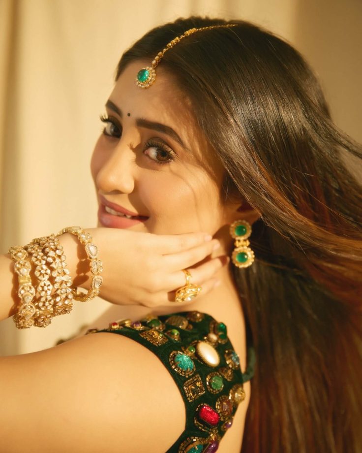 Shivangi Joshi Stuns in Elegant Emerald Green Ethnic Look 987006