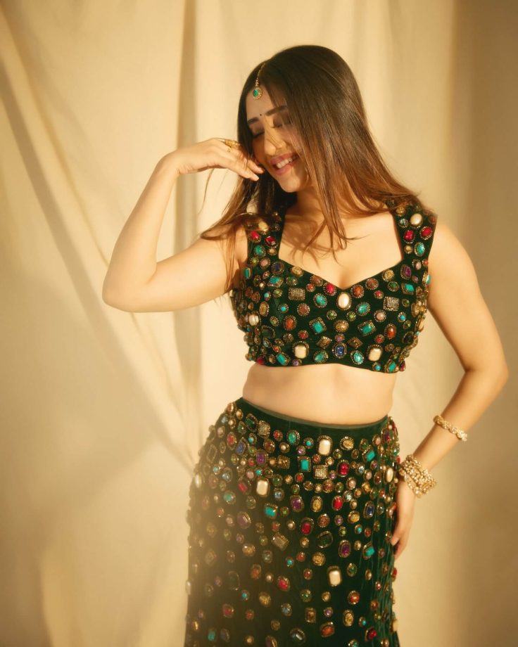 Shivangi Joshi Stuns in Elegant Emerald Green Ethnic Look 987007