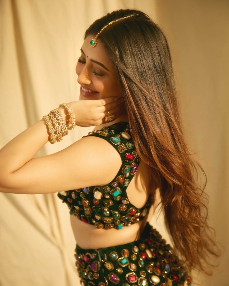 Shivangi Joshi Stuns in Elegant Emerald Green Ethnic Look 987008