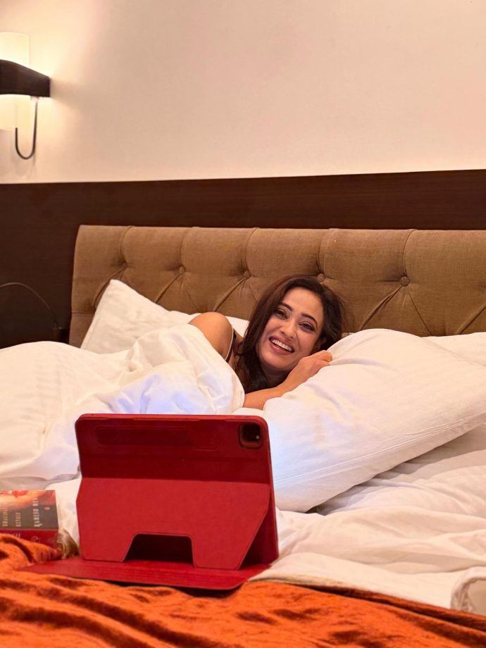 Shweta Tiwari Can’t Get Over Ranveer Singh’s Dhurandhar; Gives A Sneak Peek Into Her Nighttime Routine 985572