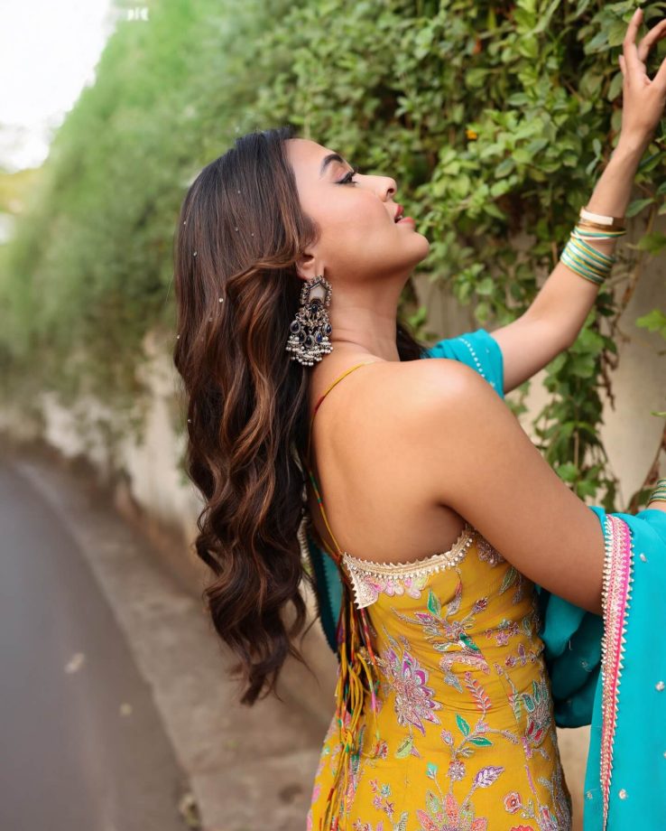 Tejasswi Prakash Brings Fresh Charm in a Vibrant Kurta Set 989005