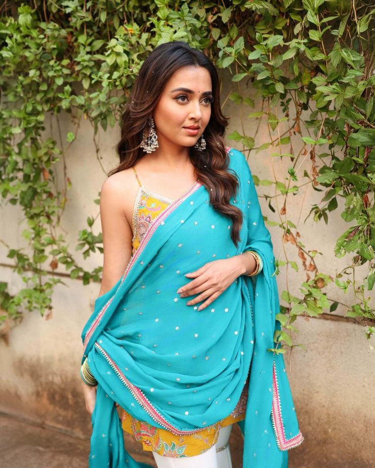 Tejasswi Prakash Brings Fresh Charm in a Vibrant Kurta Set 989008