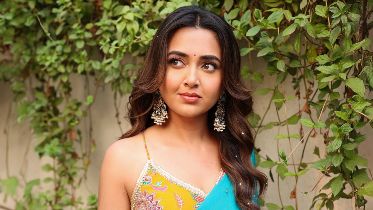 Tejasswi Prakash Brings Fresh Charm in a Vibrant Kurta Set 989003
