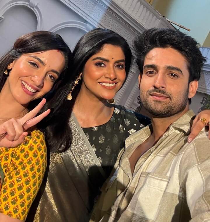 Zee TV's Jagadhatri completes 100 episodes; cast celebrates the milestone 987941