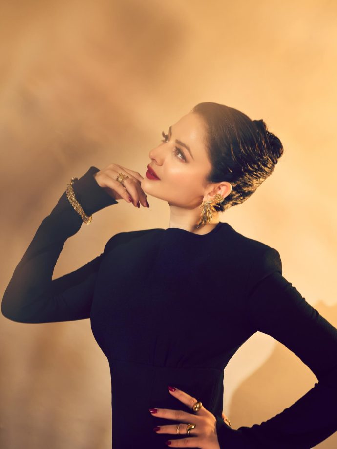 Zoya Afroz Delivers Sharp Tailoring and Classic Glam in a Striking Look 987124