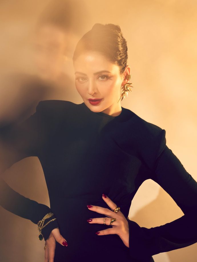 Zoya Afroz Delivers Sharp Tailoring and Classic Glam in a Striking Look 987125