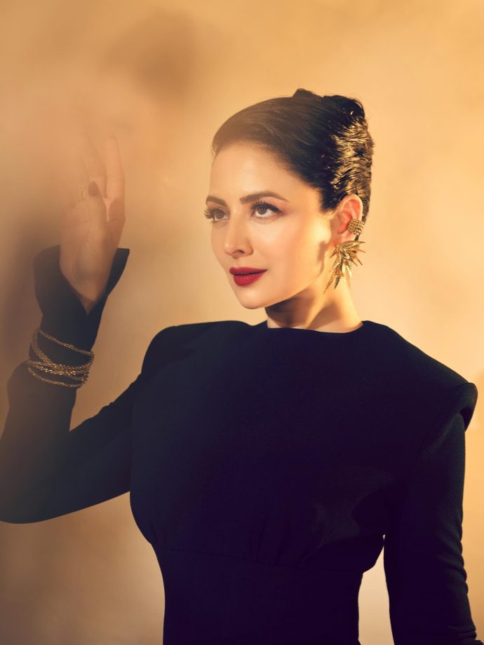 Zoya Afroz Delivers Sharp Tailoring and Classic Glam in a Striking Look 987127