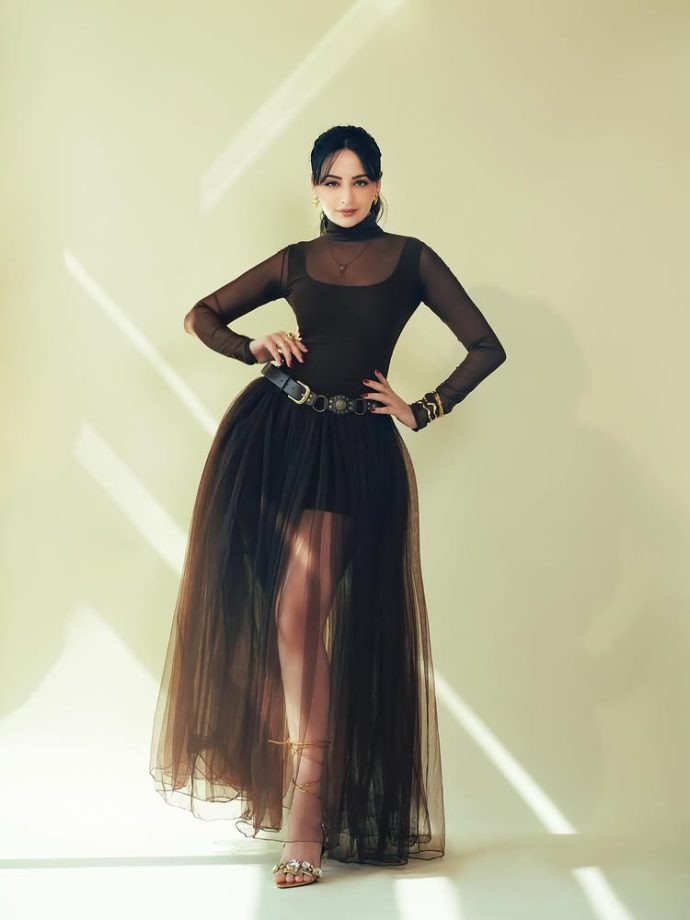 Zoya Afroz Stuns in a Bold Black Outfit With a Modern Touch 986172